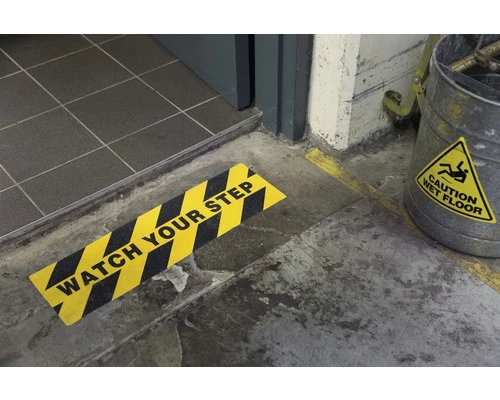 ROXOLID Zelfklevende Antislipmat 'watch Your Step' Geel 50x15 Cm 4 ROXOLID Zelfklevende Antislipmat 'watch Your Step' Geel 50x15 Cm - Afbeelding 2